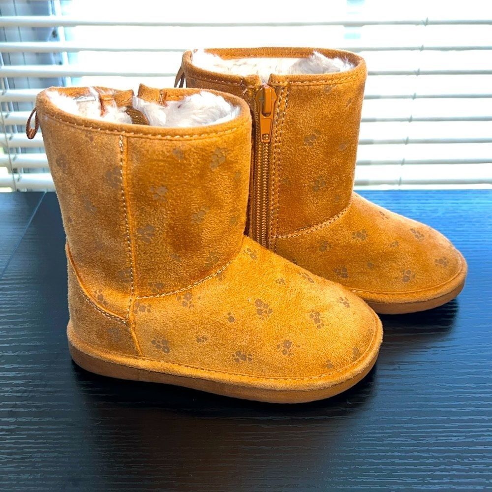 Oshkosh toddlers girls boots size 7.